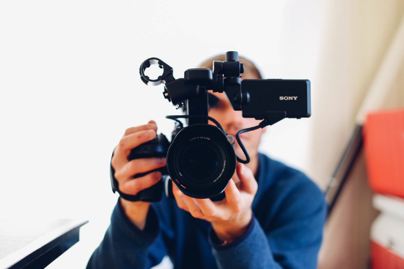 Sind Sie kamerascheu? Mit diesen 10 Tipps werden Sie zu einem selbstbewussten Webinar-Veranstalter