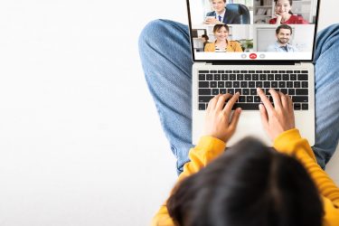 Jak komunikować się online? Relacja z webinaru