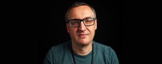 Wizerunek Tomasza Bołcuna, prowadzącego webinar "Jak zaprezentować produkt na webinarze, by klienci chcieli go kupić?"
