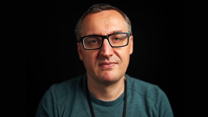 Wizerunek Tomasza Bołcuna, prowadzącego webinar "Jak zaprezentować produkt na webinarze, by klienci chcieli go kupić?"