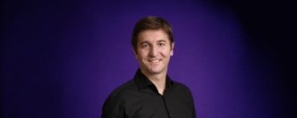 Wizerunek prowadzącego webinar "Autentyczna komunikacja w czasach AI", Łukasza Kosuniaka