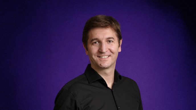 Wizerunek prowadzącego webinar "Autentyczna komunikacja w czasach AI", Łukasza Kosuniaka